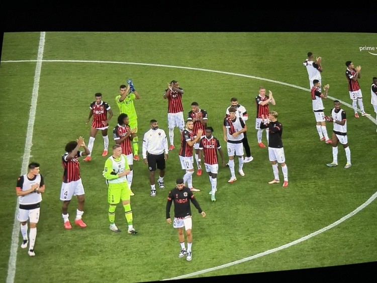 j9- 利沃诺港口德比火爆，球迷冲突致比赛中断  